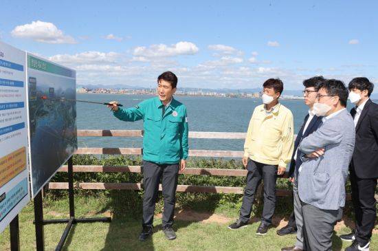 연오랑세오녀테마공원을 방문해 포항~영덕고속도로 건설 브리핑중인 이강덕 포항시장.(왼쪽부터 이강덕 시장, 최창호 건설과장, 김완섭 기재부 예산실장, 남동오 기재부 예산과장, 윤수현 기재부 과장)