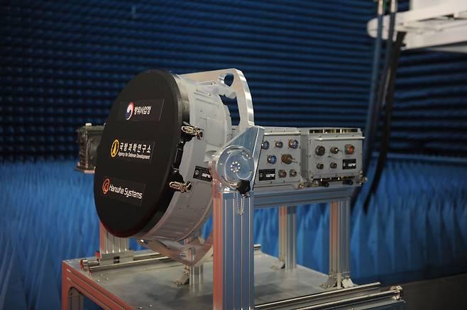 국내 독자 기술로 개발된 한국형전투기사업(KFX)의 핵심 장비인 AESA(능동전자주사배열·Active Electronically Scanned Array) 레이더. (방위사업청 제공) 2020.8.7/뉴스1