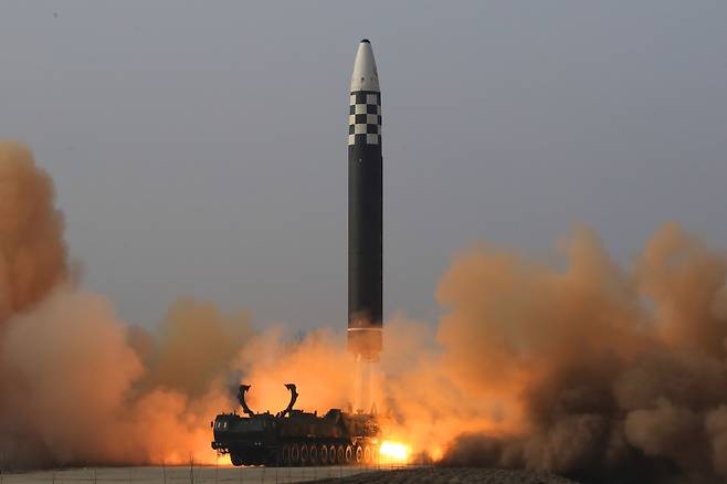 북한 대륙간탄도미사일(ICBM)인 '화성-17형'이 발사되고 있다. /뉴스1
