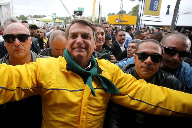 브라질의 자이르 보우소나루 대통령이 2일 이스테이우에서 지지자들에게 인사하고 았다. 이스테이우/로이터 연합뉴스