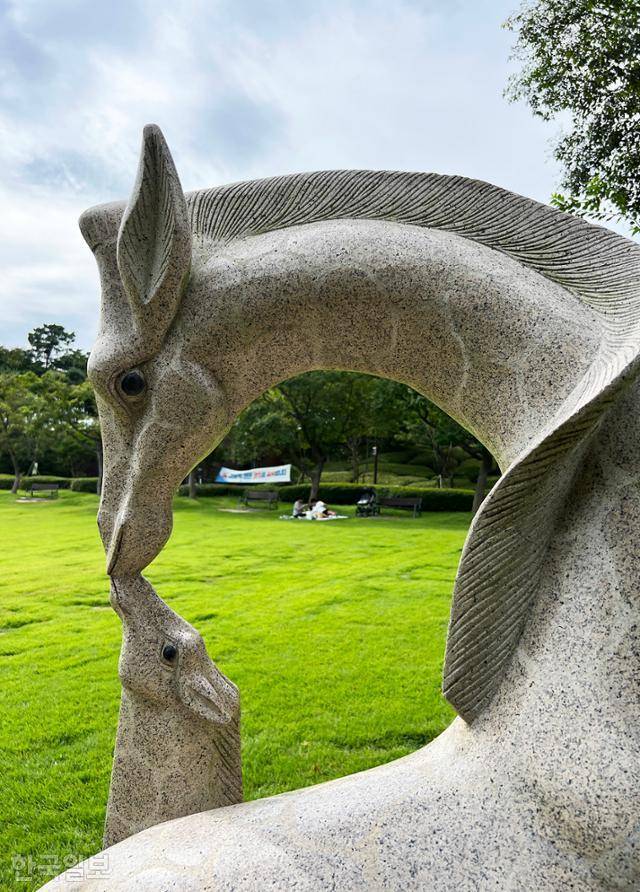 산중 습지인 영인산수목원에는 잔디광장이 조성돼 있다. 가족 여행객이 즐겨 찾는 곳이다.