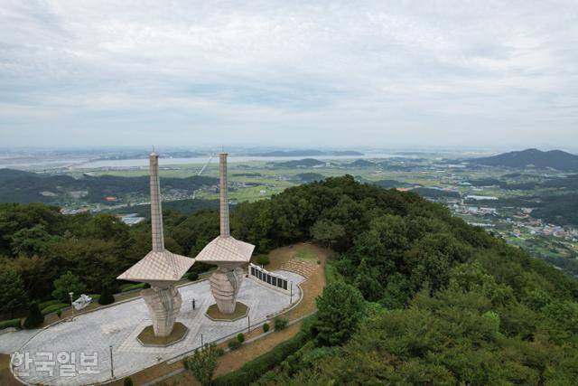 영인산 연화봉에 세워진 '민족의 시련과 영광의 탑'.