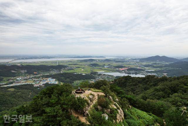 영인산 깃대봉에서 평택 방향으로 드넓은 평야와 안성천(아산호)이 시원하게 펼쳐진다.