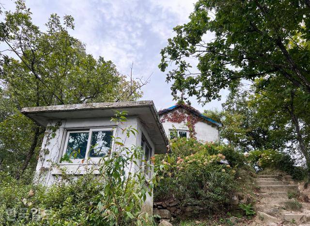 영인산 정상인 신선봉에 주한미군이 사용하던 막사와 초소가 남아 있다.