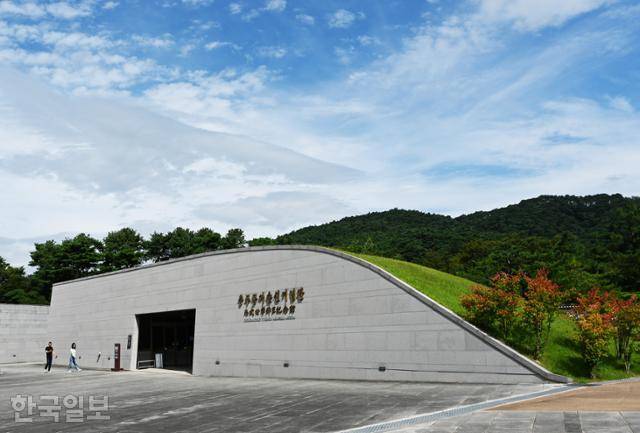 충무공이순신기념관에는 현충사의 내력과 임진왜란 전쟁 상황, 난중일기 등이 전시돼 있다.