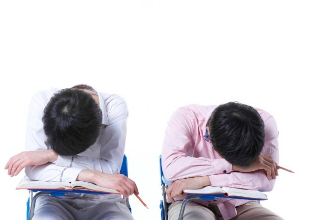 긴장 상태에서 잠들면 근육이 경련하며 잠에서 갑자기 깨어나는 ‘수면 놀람증’을 겪기 쉽다./사진=클립아트코리아