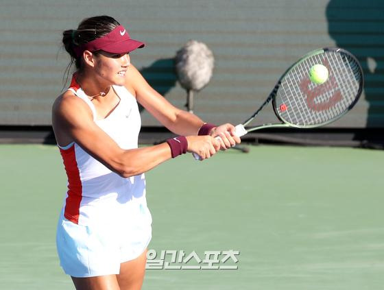 여자프로테니스(WTA)투어 하나은행 코리아오픈 경기가 21일 서울 송파구 올림픽공원 테니스코트에서 열렸다. 영국의 엠마 라두카누가 일본의 우치지마 모유카를 상대로 경기를 펼치고 있다. 올림픽공원=정시종 기자