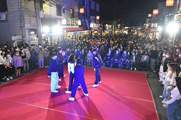 지난 20일 '2022 영남 이공대학교·안지랑곱창골목 상생축제'에서 영남이공대 학생들이 퍼포먼스를 펼치고 있다. [사진=남구청]