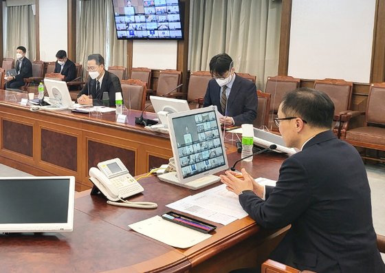 이원석 검찰총장(오른쪽)이 16일 서울 대검찰청에서 긴급 화상회의를 주재하며 스토킹 범죄 방지 대책을 의논했다. 뉴시스