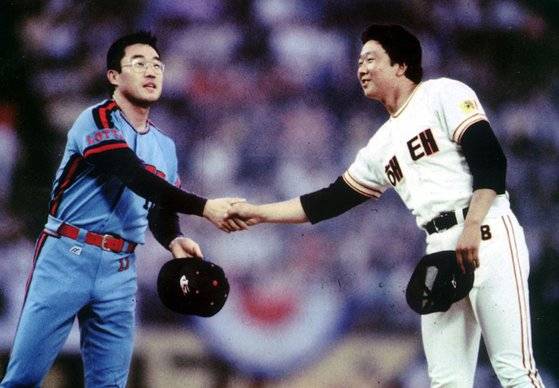 1985년 ‘세기의 대결’을 펼친 롯데 최동원(왼쪽)과 해태 선동열이 악수를 나누고 있다. 1980년대 한국야구를 대표하는 ‘황금팔’ 두 사람은 프로야구 출범 40주년을 기념해 KBO가 선정한 레전드 40인에 선정됐다. [중앙포토]