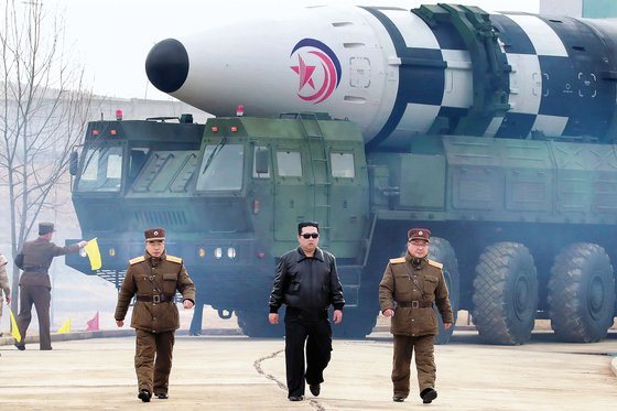 북한 노동당 기관지 노동신문이 보도한 신형 대륙간탄도미사일(ICBM)인 '화성-17형'. 신문은 김정은 국무위원장이 직접 발사 명령을 하달하고 현장에 참관했다고 보도했다. 뉴스1