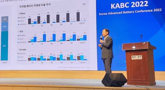 지난 20일 서울 강남구 한국과학기술회관에서 열린 KABC 2022에서 김정주 SNE리서치 대표가 발표를 하고 있다. 김민상 기자