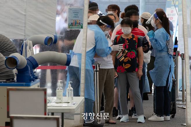 18일 서울역광장 임시선별검사소에서 시민들이 검사를 기다리고 있다. 성동훈 기자