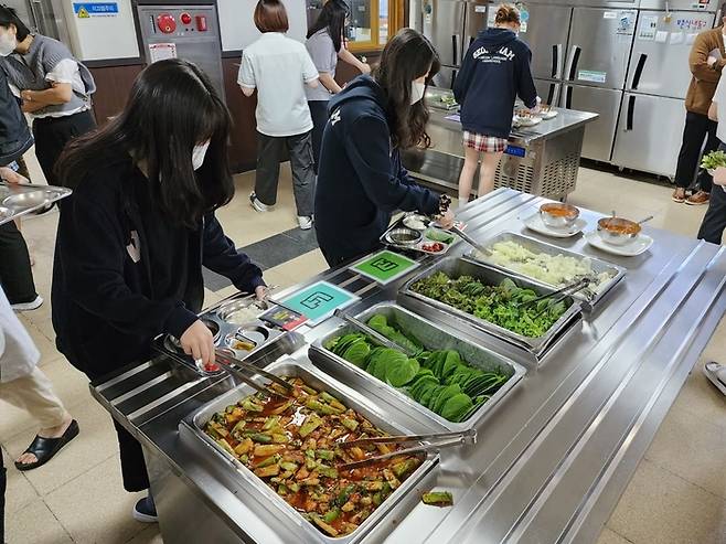 21일 카페테리아식 급식 운영학교인 성남외국어고등학교에서 학생들이 자율 배식을 하고 있다. /경기도교육청 제공