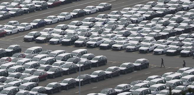 Hyundai Motor Group cars parked next to export shipping dock in the company’s warehouse in the southeastern coastal city of Ulsan, on Sep. 16 (Yonhap)