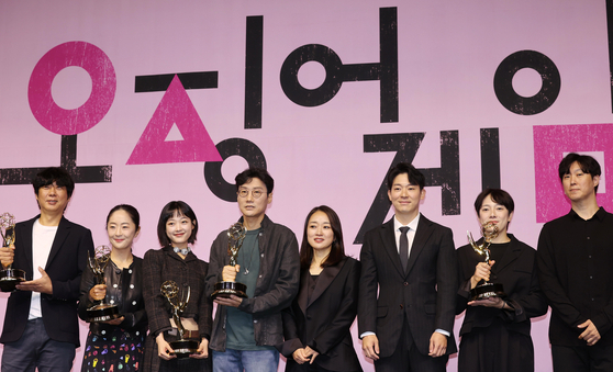 From left, VFX supervisor Cheong Jai-hoon, art director Chae Kyoung-sun, actor Lee You-mi, director Hwang Dong-hyuk, CEO of Siren Pictures Kim Ji-yeon and stunt performers Lee Tae-young, Kim Cha-i and Shim Sang-min from “Squid Game” pose with their Emmy trophies at a local press event on Friday at Westin Chosun Hotel in central Seoul. [YONHAP]