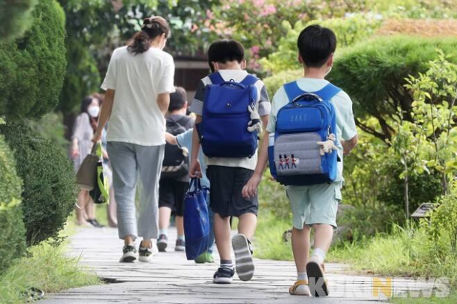 서울 강서구 월정초등학교 학생들이 등교하고 있다.   사진=박효상 기자