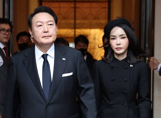 윤석열 대통령과 김건희 여사가 19일 엘리자베스 2세 여왕의 장례식에 참석하기 위해 런던의 한 호텔을 나서고 있다. 김 여사는 검은 망사 베일이 둘러진 ‘패시네이터’를 착용한 모습으로 화제가 됐다. 연합뉴스