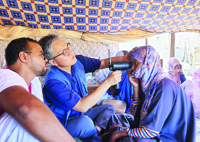 제34회 아산상 대상 수상자인 박세업 외과 의사가 북아프리카 모로코에서 주민을 진료하고 있다. 아산사회복지재단 제공