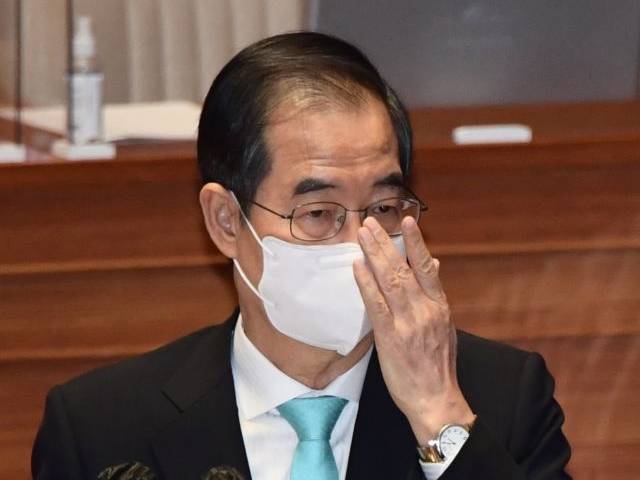 한덕수 국무총리가 20일 오후 국회에서 열린 본회의에서 답변을 하기 전 안경을 고쳐 쓰고 있다. 국회사진기자단