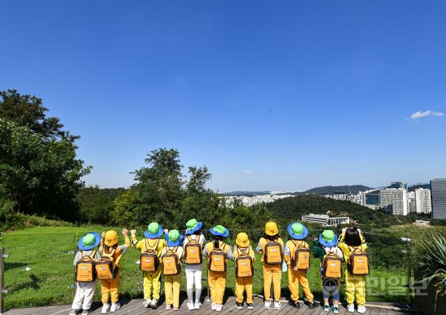 21일 서울 마포구 하늘공원에서 나들이 나온 어린이들이 완연한 가을 날씨를 즐기고 있다.