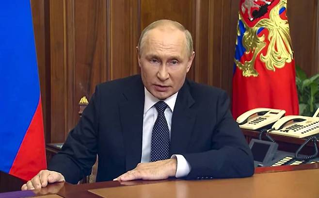 블라디미르 푸틴 러시아 대통령이 21일(현지시간) 모스크바에서 대국민 연설을 통해 부분 동원령을 발표하고 있다. 푸틴 대통령은 러시아의 주권과 영토를 보전하고, 국민의 안전을 보장하기 위해 부분 동원령을 채택했다고 밝혔다. /AP=뉴시스