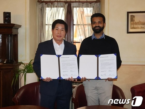 전남 고흥군 농산물수출개척단(단장 공영민 군수)은 21일 체코 프라하에서 베이직크루㈜와 90만 달러(13억원) 규모의 유자, 생강 등의 음료 및 식재료 납품협약을 체결했다./뉴스1