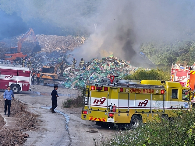 소방당국이 21일 의성군 의성읍 오로리 소재 한 쓰레기매립장에서 발생한 화재를 진화하고 있다./사진=황재윤 기자