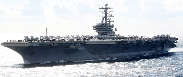 오는 23일 미국 해군의 원자력추진 항공모함 '로널드 레이건'(CVN-76)이 부산에 입항한다. 사진은 지난 2018년 10월11일 '2018 대한민국 해군 국제관함식' 해상사열에 기동하고 있는 로널드 레이건함. /사진=뉴스1