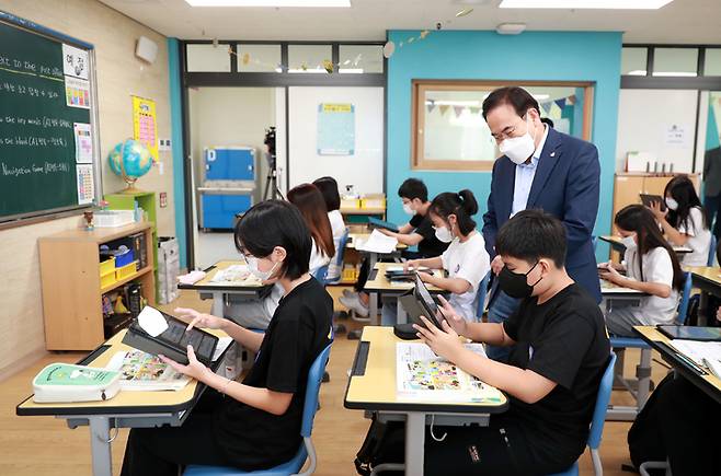 [전주=뉴시스] 서거석 전북교육감이 21일 전주만성초등학교에서 AI 펭톡 활용 수업을 직접 참관했다. 2022.09.21 photo@newsis.com *재판매 및 DB 금지