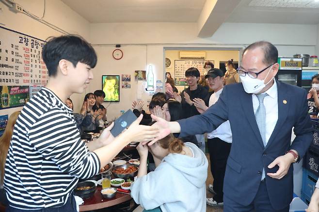 _영남이공대학교의 안지랑 곱찰골목 상생 축제에 참가한 이재용 총장과 재학생들. 영남이공대학교 제공