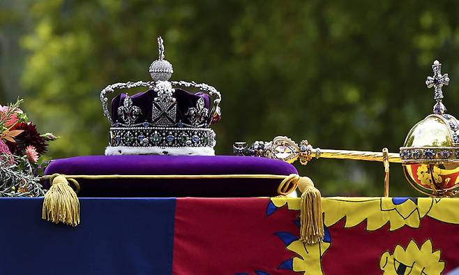 엘리자베스 2세 영국 여왕의 장례식이 열린 지난 19일(현지시간) 여왕의 관 위에 임페리얼 스테이트 크라운과 홀 등이 놓여져 있다. 런던=AP연합뉴스