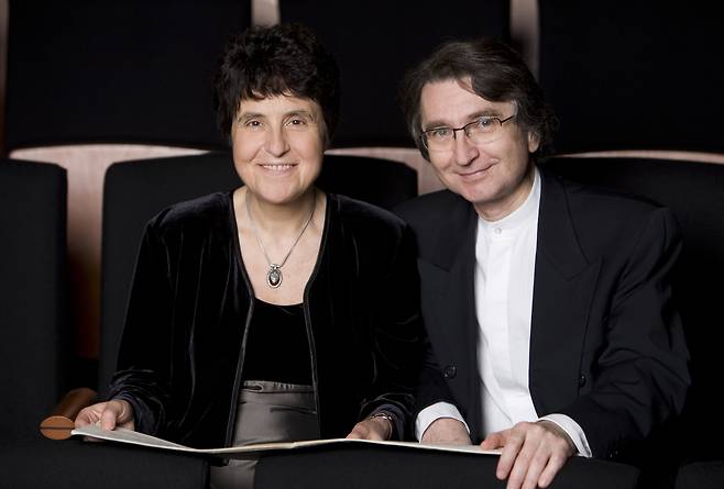 피아니스트 예브게니 코롤리오프(오른쪽)와 그의 아내 룹카 하지게오르지에바.서울시립교향악단 제공