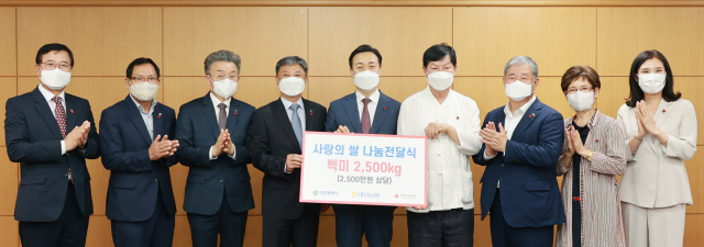 이택구(왼쪽에서 다섯번째) 대전시 행정부시장이 정낙선(″네번째) 농협중앙회 대전지역본부장 등으로부터 사랑의 쌀을 전달받고 있다. 사진제공=대전시