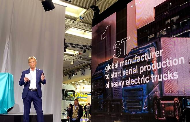 로저 알름(Roger Alm) 볼보트럭 총괄사장이 19일 독일 하노버에서 열린 2022 IAA에서 전기트럭에 대해 설명하고 있다.