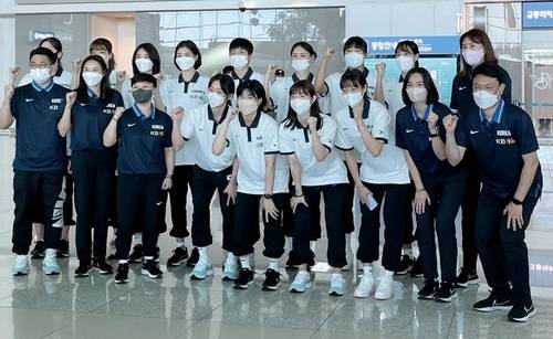 한국 여자농구 대표팀이 지난 17일 인천국제공항에서 출국을 앞두고 기념촬영을 하고 있다.   대한민국농구협회 제공