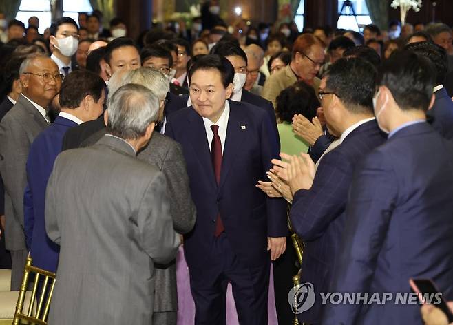 동포 간담회 참석한 윤석열 대통령 (뉴욕=연합뉴스) 안정원 기자 = 윤석열 대통령이 20일(현지시간) 미국 뉴욕 시내 한 연회장에서 열린 동포간담회에서 참석자들과 인사하고 있다. 2022.9.21 jeong@yna.co.kr
