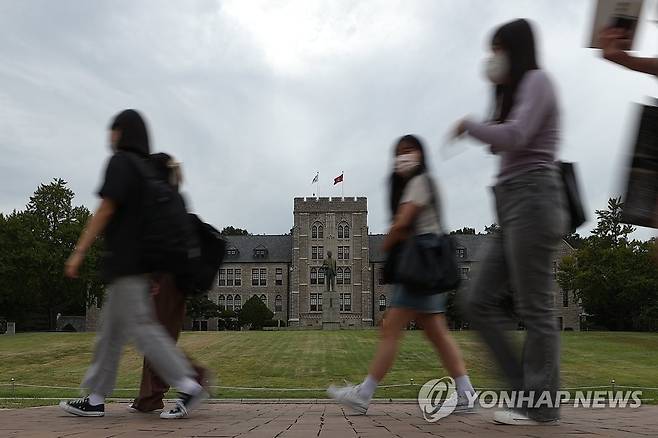 학생수 감소에 96개 대학 정원 1만6천명 감축 (서울=연합뉴스) 신현우 기자 = 교육부가 올해 대학·전문대학 혁신지원사업에서 대학의 자율적인 정원 감축을 유도하기 위해 '적정규모화 지원금' 1천400억원을 지원한다고 밝힌 15일 오후 서울 성북구 고려대학교 서울캠퍼스 모습. 2022.9.15 nowwego@yna.co.kr