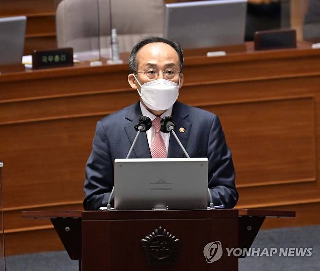 답변하는 추경호 경제부총리 (서울=연합뉴스) 백승렬 기자 = 21일 국회에서 열린 본회의 경제에 관한 대정부질문에서 추경호 부총리 겸 기획재정부 장관이 질문에 답하고 있다. 2022.9.21 [공동취재] srbaek@yna.co.kr
