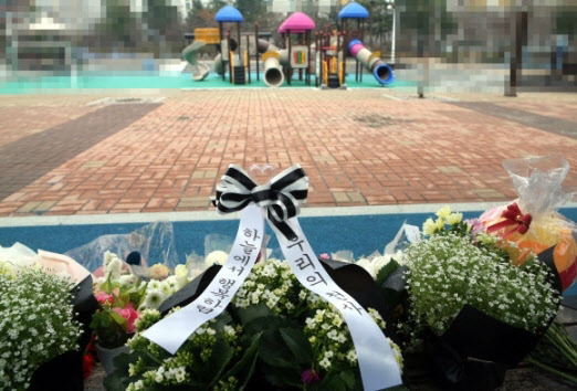 2017년 3월말 인천 초등학생 살인사건이 발생했던 모 아파트 놀이터에 피해아동을 추모하기 위해 꽃이 놓아져 있다. (사진=연합뉴스)