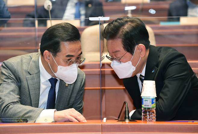 이재명 더불어민주당 대표(오른쪽)와 박홍근 원내대표가 22일 서울 여의도 국회에서 열린 의원총회에서 대화를 나누고 있다.(사진=연합뉴스)