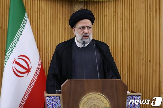 에브라힘 라이시 이란 대통령이 19일(현지시간) 뉴욕에서 열리는 유엔총회에 참석하기 위해 테헤란의 메흐라바드 국제공항에서 취재진을 만나 "미국 정부와 만나거나 직접 대화할 계획은 없다＂고 말하고 있다. ⓒ AFP=뉴스1 ⓒ News1 우동명 기자