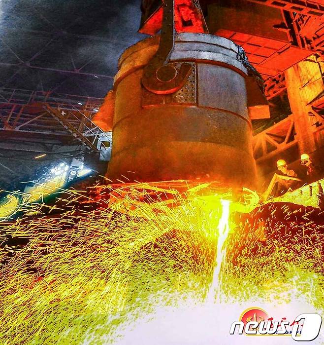 (평양 노동신문=뉴스1) = 북한 천리마제강연합기업소 강철직장. [국내에서만 사용가능. 재배포 금지. DB 금지. For Use Only in the Republic of Korea. Redistribution Prohibited] rodongphoto@news1.kr