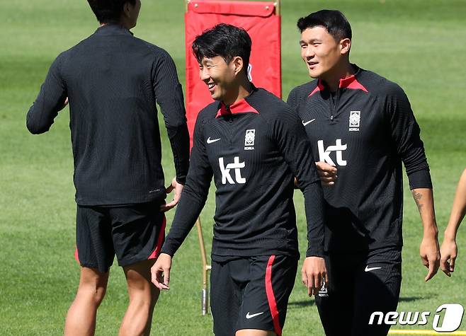 대한민국 축구대표팀 손흥민과 김민재가 21일 오전 경기 파주 국가대표 트레이닝센터(NFC)에서 가진 훈련에서 대화를 나누고 있다. 대한민국 축구대표팀은 오는 23일 고양종합운동장에서 코스타리카와 맞대결을 펼친 뒤, 27일 서울월드컵경기장에서 카메룬을 상대한다. 2022.9.21/뉴스1 ⓒ News1 이동해 기자