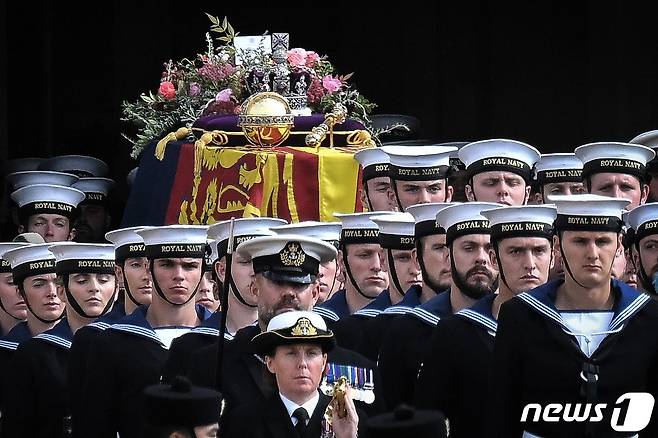 19일(현지시간) 영국 해군 병사들이 런던 웨스터민스터 사원에서 장례식을 마친 엘리자베스 2세 여왕의 관을 웰링턴 아치로 운구하고 있다. ⓒ AFP=뉴스1 ⓒ News1 우동명 기자