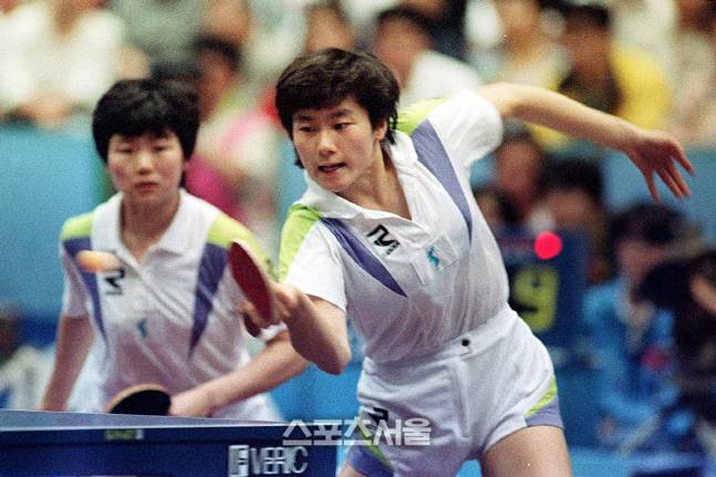 1991 지바 세계탁구선수권대회 때 남북단일팀 코리아의 현정화(오른쪽)와 리분희. 스포츠서울 DB