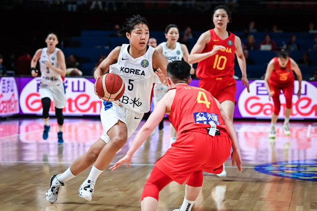 한국 여자농구 대표팀 박지현(왼쪽)이 2022 FIBA 여자농구 월드컵 A조 조별리그 1차전 중국전에서 드리블을 하고 있다. 사진제공 | FIBA