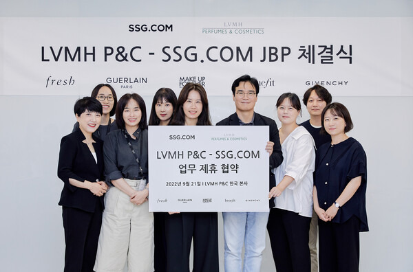 SSG닷컴, 엘브이엠에치코스메틱스(LVMH P&C) 관계자들이 업무협약 후 기념사진을 촬영하고 있다. 사진=SSG닷컴 제공
