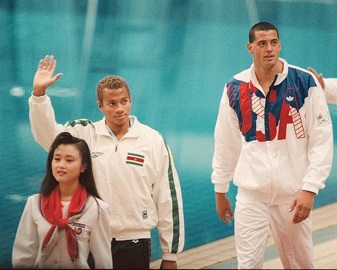 서울올림픽 당시 남자 수영 접영 100m에서 깜짝 금메달을 따낸 안토니 네스티(손을 든 선수). 뒤가 세계 최강자였지만 이변의 희생양이 된 은메달리스트 매트 비욘디. /조선일보DB