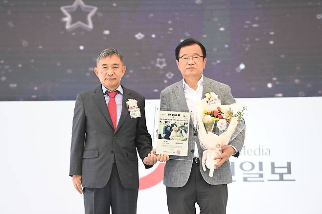 이현재 경기 하남시장(사진 오른쪽)이 22일 본보 주관의 '아이가행복입니다' 어워즈에서 ‘아동보육 정책’부문에서 대상을 수상했다. 홍준호 조선일보 부사장(사진 왼쪽)이 이 시장에게 상을 수여했다. /하남시